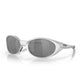 Oakley Eye Jacket Redux-solbrillerne i sølv med Prizm Black Polarized-glas har et tykt ovalt stel og Oakley-logo på tindingen, der vises på en hvid baggrund med en subtil refleksion.