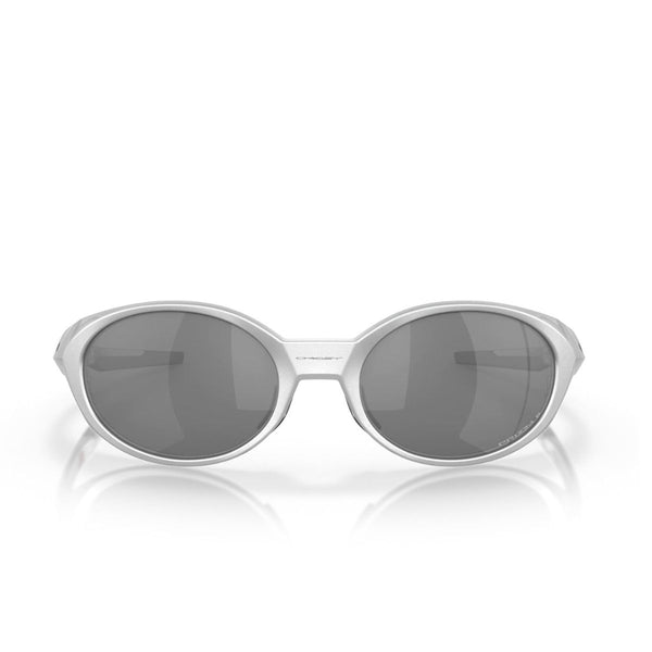 Oakley Eye Jacket Redux-solbriller i sølvstel med Prizm Black Polarized-glas, vist forfra mod en almindelig hvid baggrund.