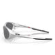 Sølvfarvede Oakley Eye Jacket Redux-solbriller med Prizm Black Polarized-linser vises på en hvid baggrund. Stellet har et kantet design, og Oakley-logoet er placeret på venstre stænger.