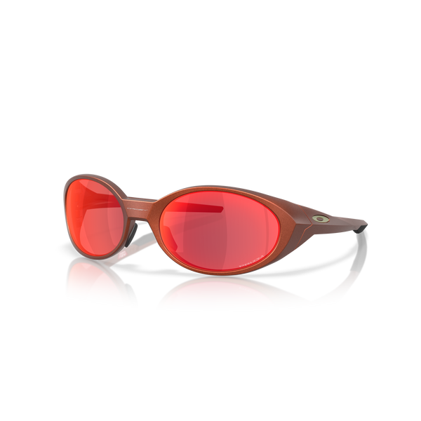 Oakley Eye Jacket Redux-solbriller i Fire Orange med Prizm Trail Torch-glas vises på en hvid baggrund med en oval form inspireret af det oprindelige design og en let refleksion nedenunder.