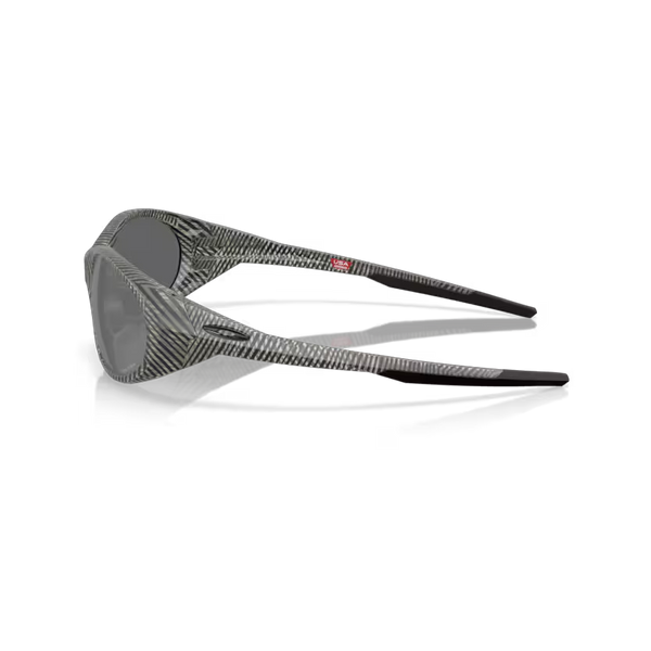 Et par Oakley Eyejacket Redux unisex-solbriller i farven »mat grå ink fingerprint« med Prizm Black-glas ses fra en vinklet sidevinkel bagfra på en hvid baggrund.