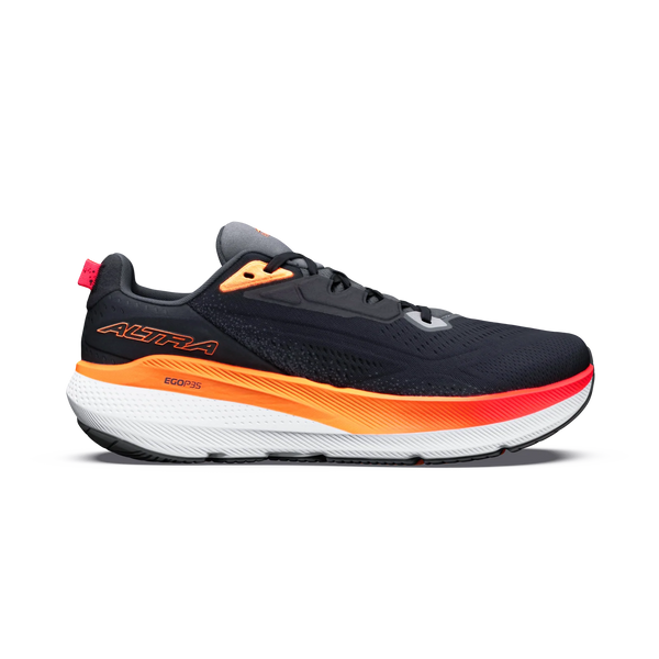 En sort løbesko til mænd – Altra FWD Via 2 i farvekombinationen Black/Orange Pop/Coral – fremhæver livlige orange, gule og røde detaljer, med Altra-logoet på siden. Denne maksimalistiske træningssko har en tyk hvid sål med den responsiv Altra EGO P35-mellemsål og et slidstærkt sort mønster, mens en lille rød trækflap pryder hælen.
