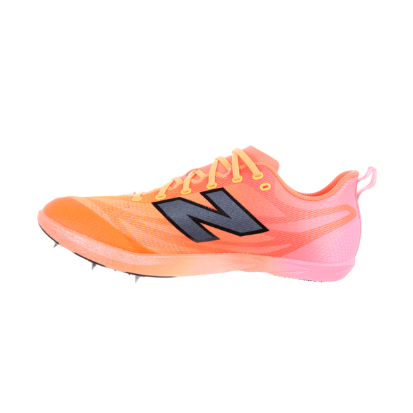 Orange og lyserød New Balance Fuelcell Flite-D Spike-atletiksko med et stort, mørkt N-logo på siden.