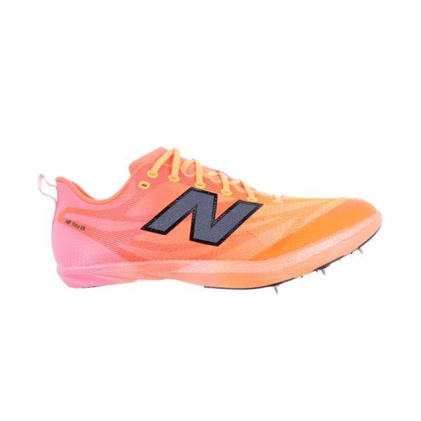 Orange og lyserød New Balance Fuelcell Flite-D Spike, unisex, Hot Spot-løbesko med et sort logo på siden.