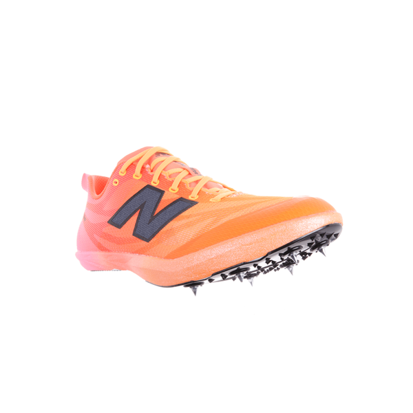Orange New Balance Fuelcell Flite-D Spike, unisex, Hot Spot-sko med et mørkegråt logo på siden og metalspidser på sålen.