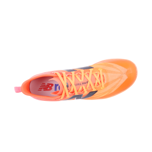 Set ovenfra: en orange New Balance Fuelcell Flite-D Spike med gule snørebånd og et mørkt logo.