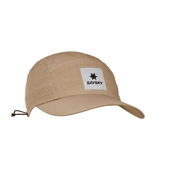 Saysky Flow Cap, Unisex i mørk beige, har en let buet skygge, justerbar snøre bagpå og en hvid patch foran med sort stjerne og SAYSKY-logo. Fremstillet af hurtigtørrende materiale for maksimal komfort.