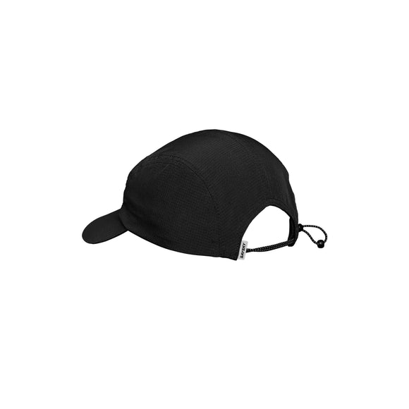 Saysky Flow-kasketten, unisex, i sort, vises her set fra siden med en kort, buet skygge. På bagsiden er der en justerbar elastik med en stopper, der sikrer en tilpasset pasform – perfekt til at holde kasketten på plads under løbeture. Kasketten er fremstillet af hurtigtørrende materialer og har et enkelt og minimalistisk design.