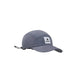 Her præsenterer vi Saysky Flow Cap, unisex, i grå – en løbekasket med fem paneler, en smal skygge og et hvidt, firkantet mærke foran, prydet med en stjerne og »SAYSKY«-logoet. Denne løbekasket er fremstillet af ultralette, åndbare materialer, der sikrer optimal komfort under dine løbeture, og har en justerbar snor bagpå, så pasformen kan tilpasses efter behov. Kasketten er fotograferet på en ren, hvid baggrund.