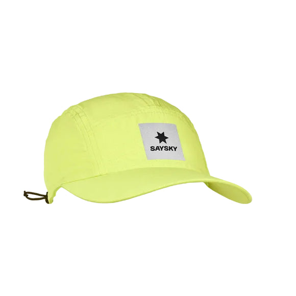 Saysky Flow Cap, Unisex, Yellow har en buet skygge, en hvid frontpatch med sort stjerne og SAYSKY-tekst, er åndbar og hurtigtørrende og har en justerbar strop bagpå.