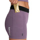 En person i Saysky W Flow+ Race Short Tights 4" Dame Purple lægger en guldpakke i baglommen på de ultralette træningstights.