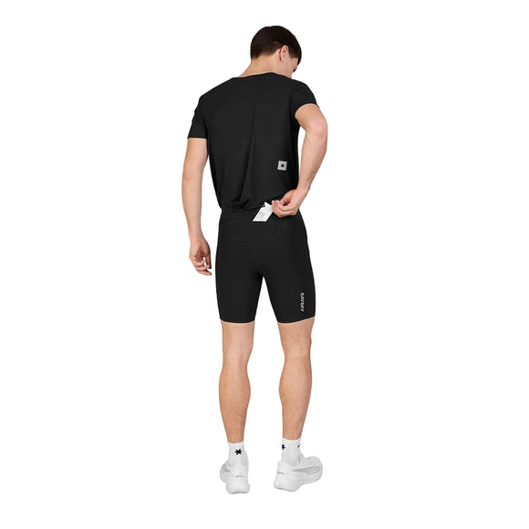 En mand set bagfra, iført en sort T-shirt og et par Flow+ Race Short Tights 7″, Herre, Sort med en baglomme, der er åben, hvide sokker og hvide sneakers.