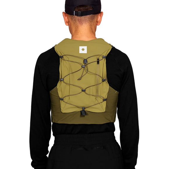 En sortklædt person ses bagfra med Saysky Flow Vest 201 12L, Unisex, Green med sorte elastiksnore og et hvidt mærke - ideel til at bære softflasker på løbeturen.
