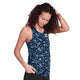 En person med krøllet hår viser Saysky Flower Combat Singlet, Dame, Blue Flower - en marineblå top uden ærmer med et lyseblåt blomstermønster - frem på en hvid baggrund, mens hun kigger ned med en hånd på hovedet.