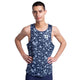 En person står med hænderne på hofterne iført Saysky Flower Combat Singlet, Herre, Blue Flower - en marineblå løbetop med et lyseblåt blomstermønster - og mørke shorts på en almindelig hvid baggrund.