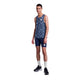 En person ser frem for sig iført Saysky Flower Combat Singlet, Herre, Blue Flower, marineblå shorts, hvide strømper og sorte sportssko mod en almindelig hvid baggrund.