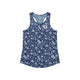 Saysky Flower Combat Singlet, Dame, Blue Flower er en marineblå top uden ærmer med et lyseblåt blomsterprint, racerback-design og et lille hvidt bladlogo på brystet - perfekt til stilfuld performance.