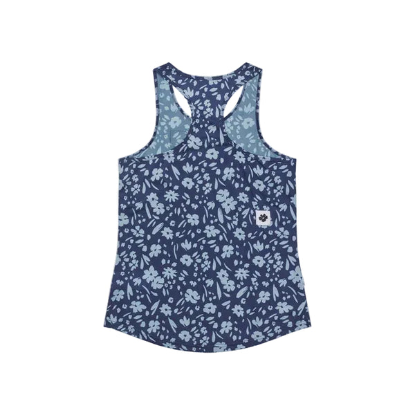Saysky Flower Combat Singlet, Dame, Blue Flower har et ærmeløst racerback-design i marineblå med et lyseblåt blomstermønster og en lille hvid patch i venstre side, som ligger fladt på en hvid baggrund.