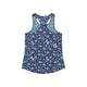 Saysky Flower Combat Singlet, Dame, Blue Flower har et ærmeløst racerback-design i marineblå med et lyseblåt blomstermønster og en lille hvid patch i venstre side, som ligger fladt på en hvid baggrund.
