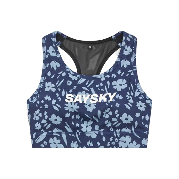 Saysky Flower Combat Sports Bra, Dame, Blue Flower, er en marineblå racerback sports-bh med et lyseblåt blomstermønster og fed hvid SAYSKY-bogstav - perfekt til løb med høj intensitet.