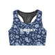 Saysky Flower Combat Sports Bra, Dame, Blue Flower, er en marineblå racerback sports-bh med et lyseblåt blomstermønster og fed hvid SAYSKY-bogstav - perfekt til løb med høj intensitet.