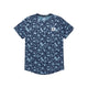 Saysky Flower Combat T-Shirt, Herre, Blue Flower er en kortærmet crew neck med et blåt blomsterdesign på en mørkeblå baggrund og har et lille hvidt logopatch på venstre bryst.