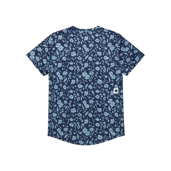Saysky Flower Combat T-Shirt, Herre, Blue Flower er en kortærmet t-shirt med marineblå bund og lyseblåt blomsterprint. Den ligger fladt med ryggen opad og har et lille rektangulært mærke nederst i højre side.