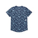 Saysky Flower Combat T-Shirt, Herre, Blue Flower er en kortærmet t-shirt med marineblå bund og lyseblåt blomsterprint. Den ligger fladt med ryggen opad og har et lille rektangulært mærke nederst i højre side.