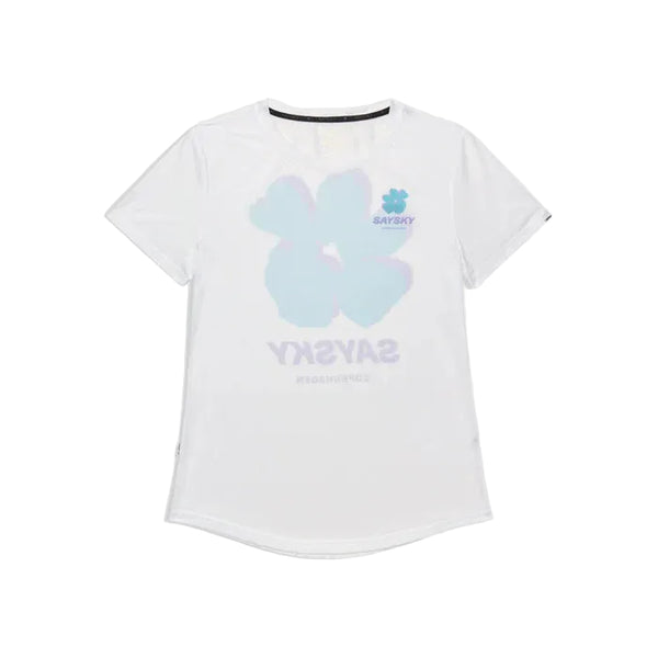 Flower Combat T-Shirt, Dame, White fra Saysky er en hvid teknisk performance-tee med en lyseblå kløver og brandnavn på forsiden - perfekt som en stilfuld løbe t-shirt dame. Lagt fladt på en hvid baggrund.