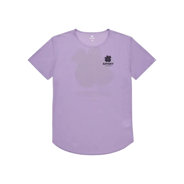 Saysky Flower Flow T-shirt, Herre, Purple er en kortærmet, fugttransporterende t-shirt med rund halsudskæring, lille sort logo og tekst på venstre bryst og en let buet kant, der giver god komfort.