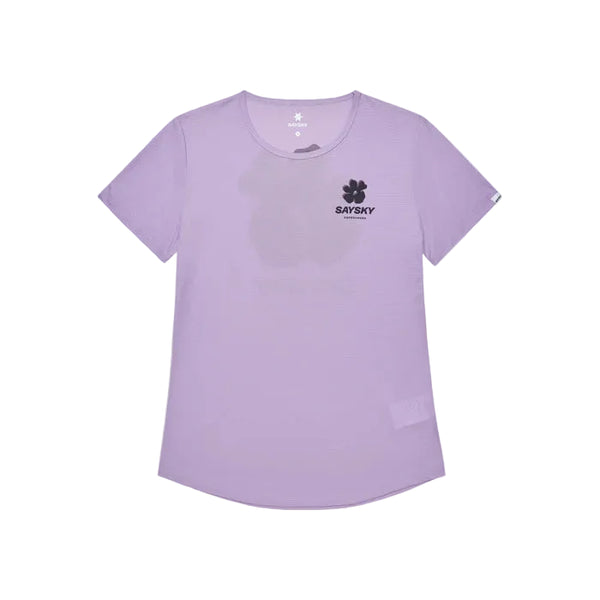 Saysky Flower Flow T-Shirt, Dame, Purple er en lavendelfarvet, åndbar og svedtransporterende t-shirt med korte ærmer, rund hals, en lille sort blomstergrafik og SAYSKY-logo på venstre bryst - lagt fladt på en hvid baggrund.