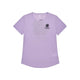 Saysky Flower Flow T-Shirt, Dame, Purple er en lavendelfarvet, åndbar og svedtransporterende t-shirt med korte ærmer, rund hals, en lille sort blomstergrafik og SAYSKY-logo på venstre bryst - lagt fladt på en hvid baggrund.