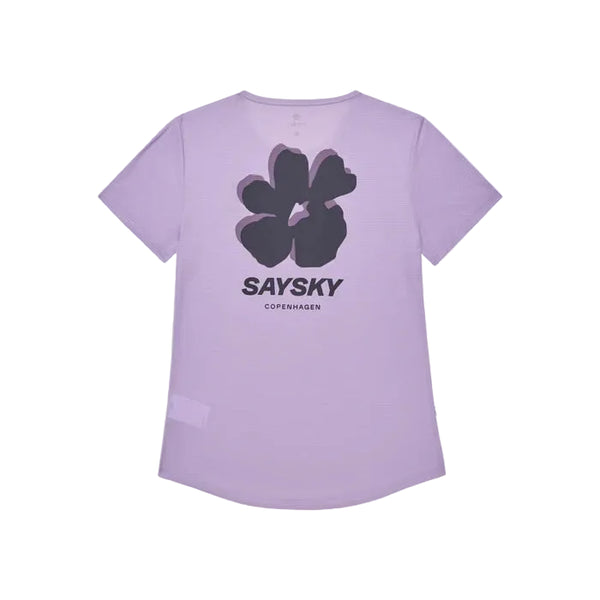 SAYSKY Flower Flow T-Shirt til damer i lilla med korte ærmer, åndbart materiale, stor sort blomstergrafik og "SAYSKY COPENHAGEN" printet på ryggen.