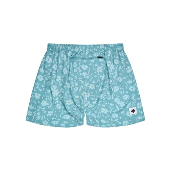 Saysky Flower Pace Shorts 5", Herre, Light Blue Flower har et hvidt blomstermønster, elastisk linning, gylp foran og et logomærke på venstre kant - letvægts træningsshorts til komfort og stil på en hvid baggrund.