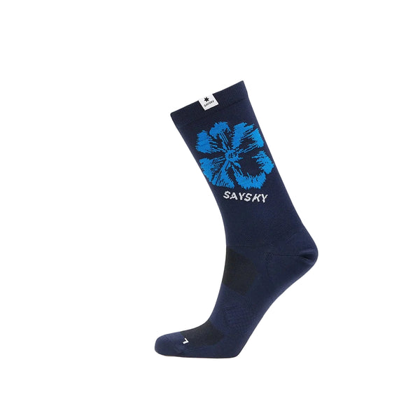 Saysky Flower Combat Socks 200, Unisex, Blue Aop, har et mørkeblåt design med lyseblå blomstergrafik og SAYSKY-branding. Disse træningsstrømper er lavet af åndbart materiale og vises på en almindelig hvid baggrund.