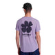 En person med sort kasket og Saysky Flower Flow T-shirt, Herre, Purple - en lyslilla t-shirt med en sort blomstergrafik og SAYSKY COPENHAGEN på ryggen - står med ryggen til kameraet.