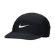 Her præsenterer vi Nike Fly Dri-Fit Unstructured Swoosh-kasketten i sort – en unisex-kasket med et hvidt Nike Swoosh-logo på frontpanelet. Kasketten er designet som en åndbar løbekasket, der sikrer optimal komfort under hver eneste løbetur, og har en struktureret skygge, synlige sømme og åndbare Dri-Fit-materialer.