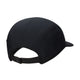 En sort unisex Fly Dri-Fit Unstructured Swoosh-kasket fra Nike ses set bagfra, hvor de synlige sømme, de to øjer i siderne og en justerbar rem med en plastikspænde fremhæves. Kasketten minder om klassiske løbekasket-modeller som Nike Dri-FIT Swoosh-kasketten, og skyggen er delvist synlig i forgrunden til højre.