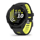 Garmin Forerunner 170 Music i Black Black/Amp Yellow viser tid, dato, vejr, batteriniveau, puls, iltmætning og skridt på det runde display. Det sorte bånd har en gul inderforing og indbygget musiklagring.
