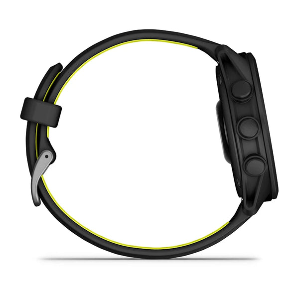 En Garmin Forerunner 170 Music i Black Black/Amp Yellow er vist fra siden med sort og gult bånd, tre knapper til højre, spænde og stropløkker. Perfekt GPS løbeur med indbygget musiklagring.