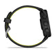 En Garmin Forerunner 170 Music i Black Black/Amp Yellow er vist fra siden med sort og gult bånd, tre knapper til højre, spænde og stropløkker. Perfekt GPS løbeur med indbygget musiklagring.