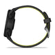 Et sidebillede af Garmin Forerunner 170 Music i Black Black/Amp Yellow, der fremhæver kassens tykkelse, det sorte spænde og den sløjfede rem - ideelt som GPS-løbebånd med indbygget musiklagring.