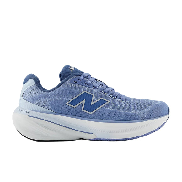 New Balance FreshFoam 860 v15 Dame i Fairweather Blue/Silver Metallic har en overdel i mesh, snørebånd og N-logo. Den er designet til stabilitet og vises i sideprofil med en hvid og blå sål mod en hvid baggrund.
