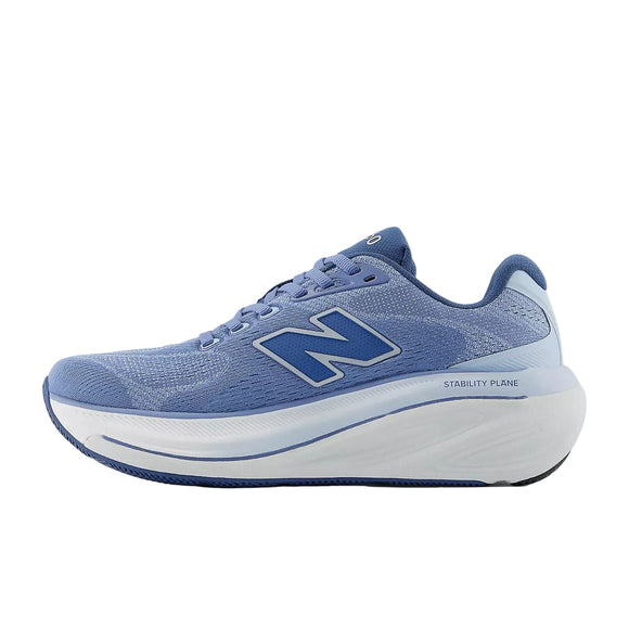 New Balance FreshFoam 860 v15 til kvinder i Fairweather Blue/Silver Metallic har en overdel i mesh, snørelukning, stort N-logo og en stabil plan sål, der giver optimal støtte på hver eneste løbetur.