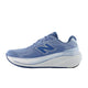 New Balance FreshFoam 860 v15 til kvinder i Fairweather Blue/Silver Metallic har en overdel i mesh, snørelukning, stort N-logo og en stabil plan sål, der giver optimal støtte på hver eneste løbetur.