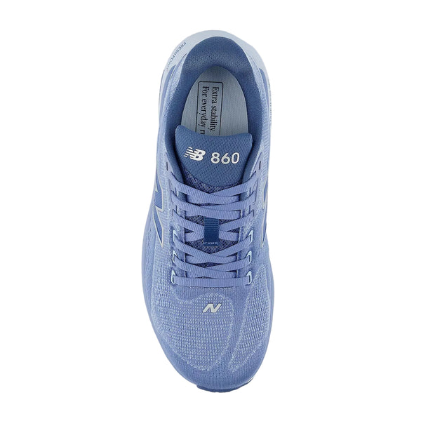 Topbillede af en enkelt New Balance FreshFoam 860 v15 Dame løbesko i Fairweather Blue/Silver Metallic, der viser snørebånd, overdel i mesh og branding på pløs og indersål. Designet til stabilitet under hele løbeturen på en hvid baggrund.