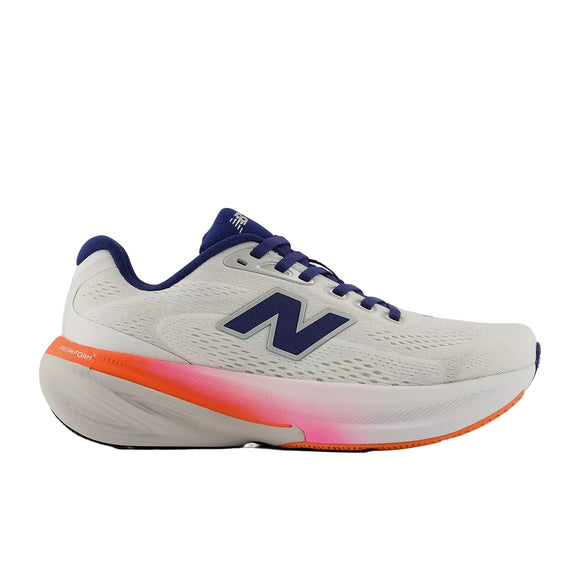 New Balance FreshFoam 860 v15 Dame i Sea Salt/Blue Oyster har en hvid overdel med et mørkeblåt N-logo og snørebånd, en orange og pink mellemsål samt en orange ydersål, vist fra siden mod en almindelig hvid baggrund.