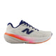 New Balance FreshFoam 860 v15 Dame i Sea Salt/Blue Oyster har en hvid overdel med et mørkeblåt N-logo og snørebånd, en orange og pink mellemsål samt en orange ydersål, vist fra siden mod en almindelig hvid baggrund.