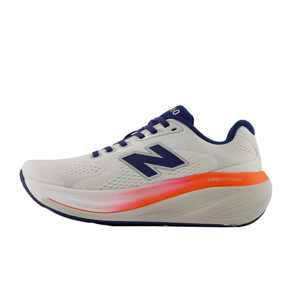 Et sidebillede af New Balance FreshFoam 860 v15 løbesko dame i Sea Salt/Blue Oyster med mørkeblåt N-logo, blåt snørebånd og en kraftig hvid sål med orange detalje markeret STABILITY PLANE.
