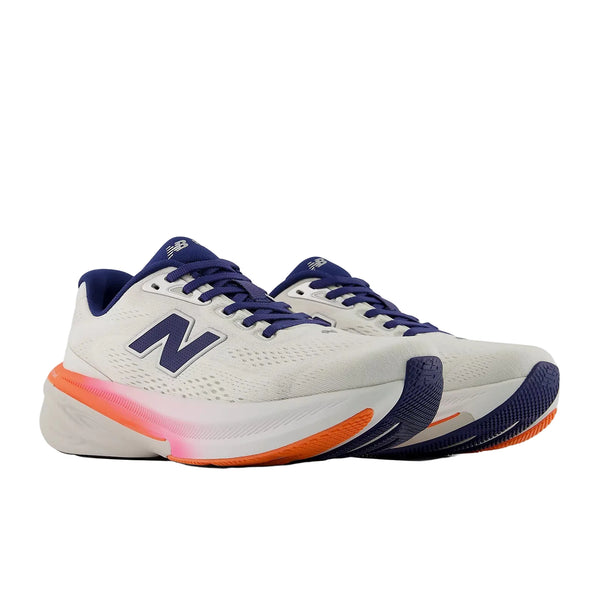 Et par New Balance FreshFoam 860 v15 Dame løbesko i Sea Salt/Blue Oyster med lilla snørebånd, lilla inderside, orange og lilla detaljer på sålen og et stort N-logo på siden.
